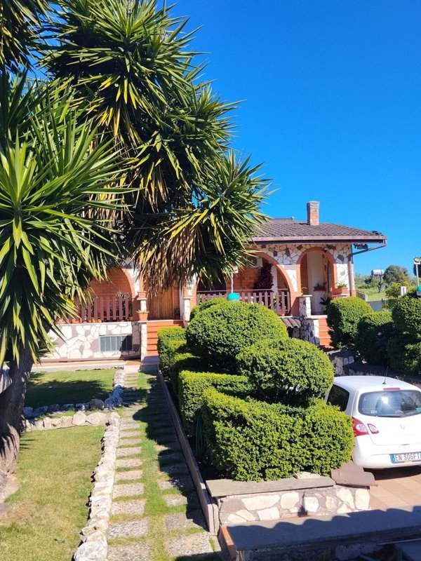 casa indipendente in vendita a Lanuvio in zona Stragonello
