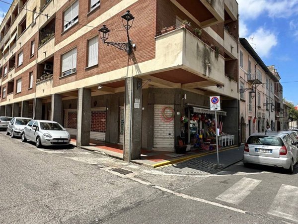 locale commerciale in vendita a Manziana