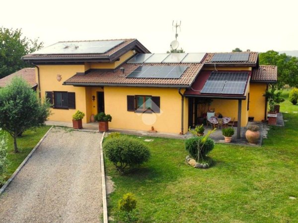casa indipendente in vendita a Manziana