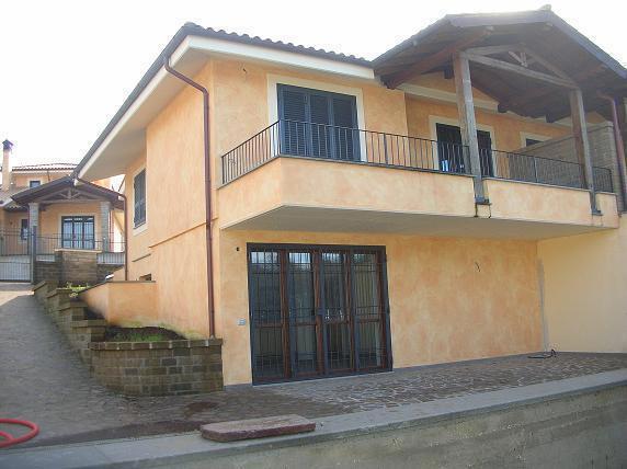 casa indipendente in vendita a Manziana