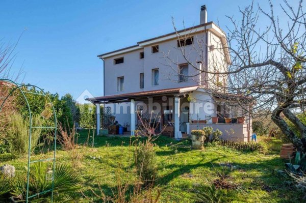casa indipendente in vendita a Manziana