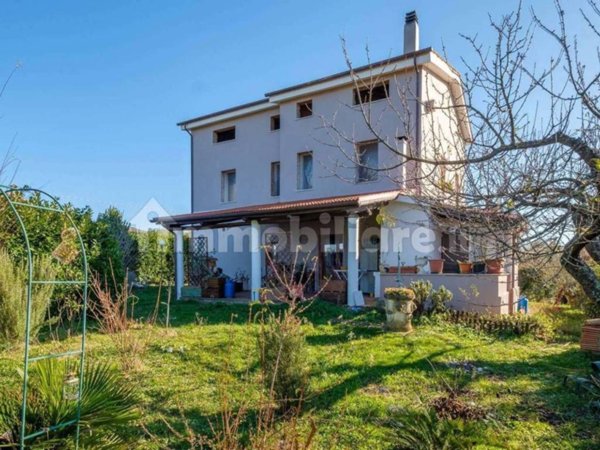 casa indipendente in vendita a Manziana