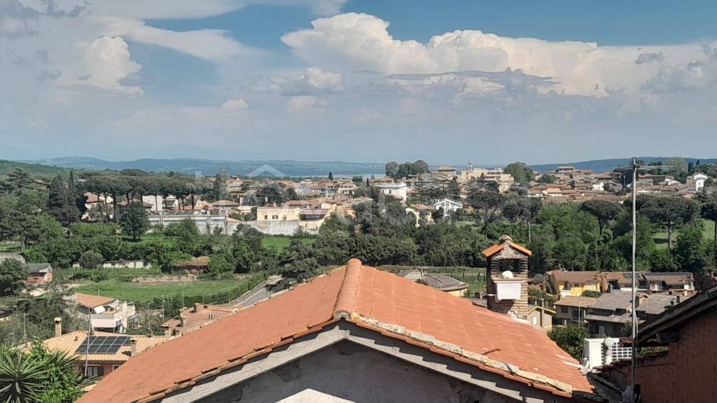 appartamento in vendita a Manziana in zona Quadroni