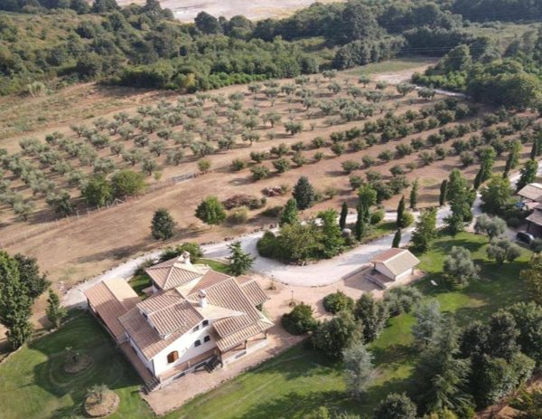 casa indipendente in vendita a Manziana in zona Quadroni