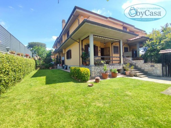 casa indipendente in vendita a Manziana