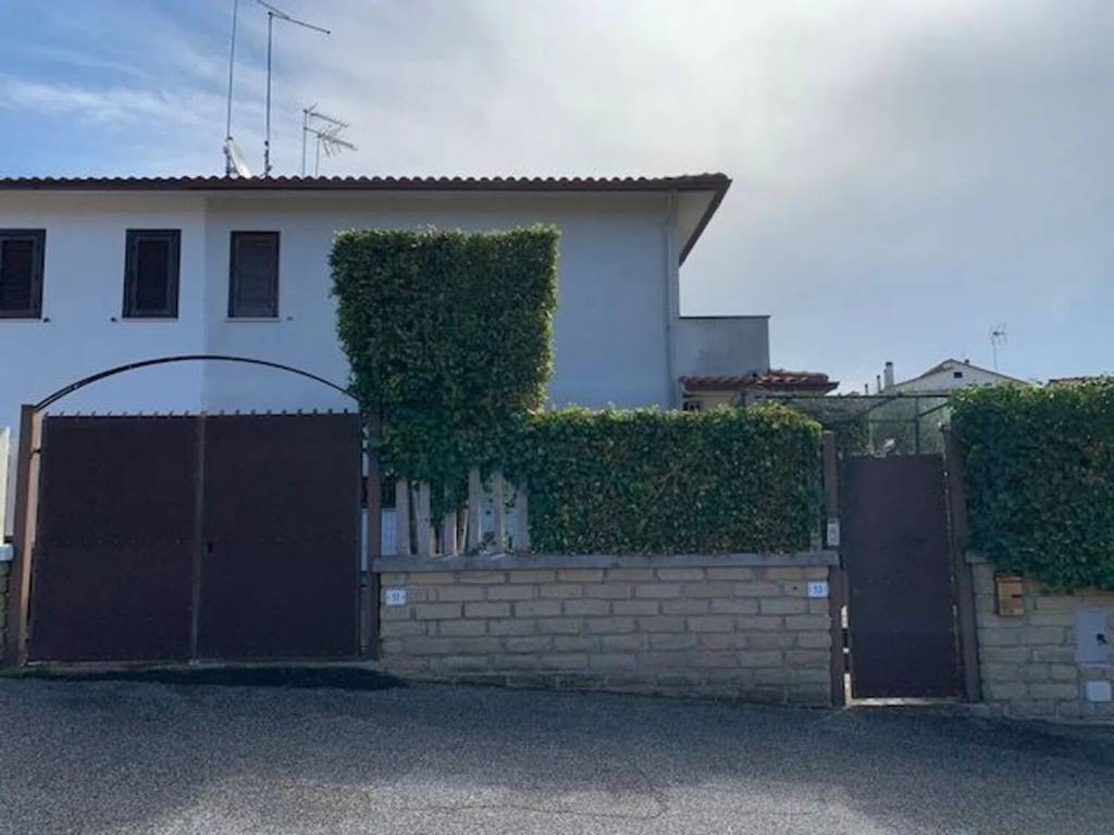 casa indipendente in vendita a Manziana