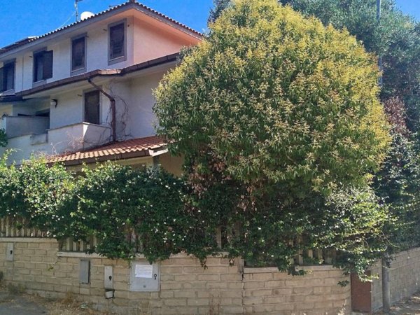 casa indipendente in vendita a Manziana