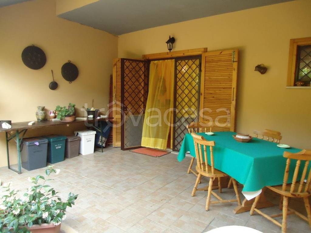casa indipendente in vendita a Manziana