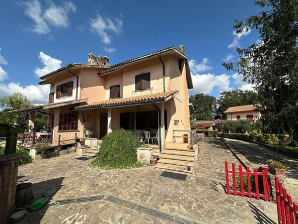 casa indipendente in vendita a Manziana