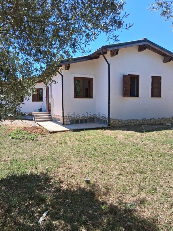 casa indipendente in vendita a Manziana