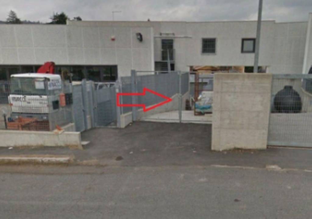 locale commerciale in vendita a Manziana