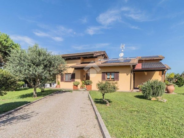 casa indipendente in vendita a Manziana