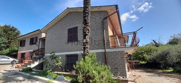 casa indipendente in vendita a Manziana