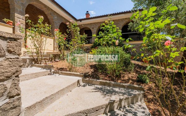 casa indipendente in vendita a Manziana