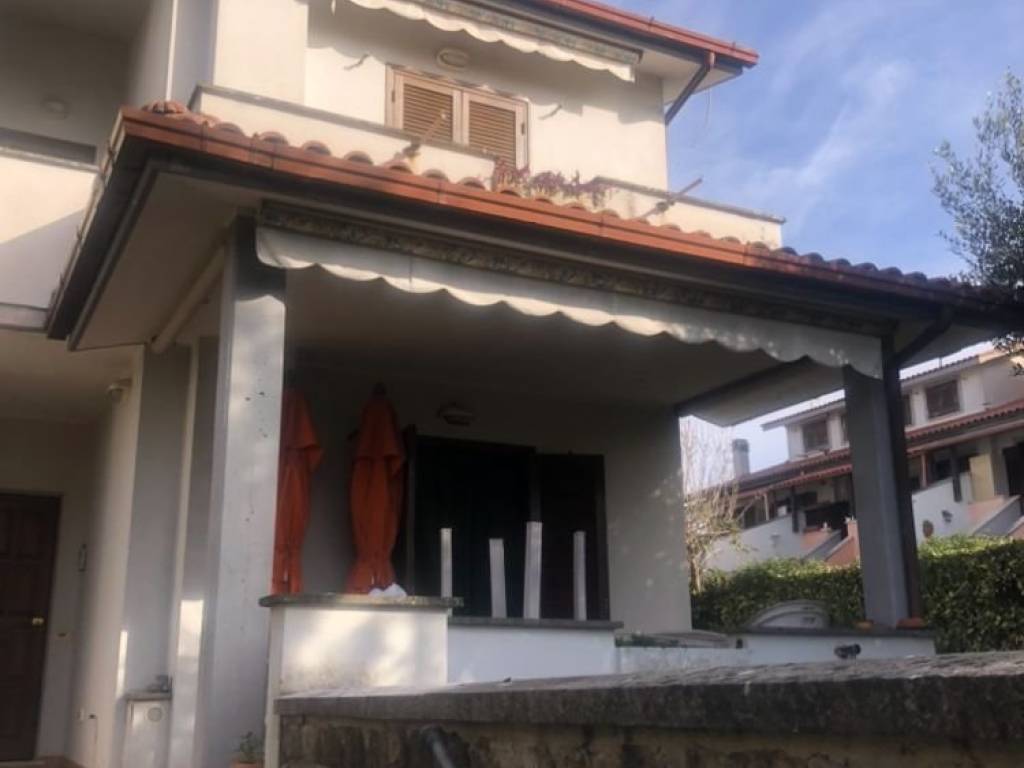 casa indipendente in vendita a Manziana