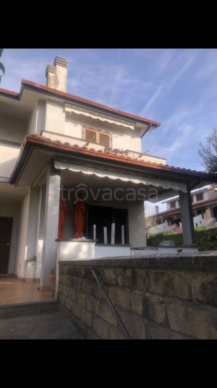 casa indipendente in vendita a Manziana