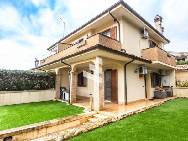 casa indipendente in vendita a Manziana