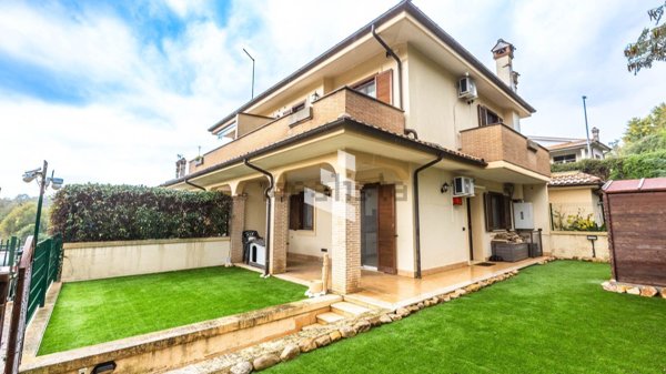 casa indipendente in vendita a Manziana