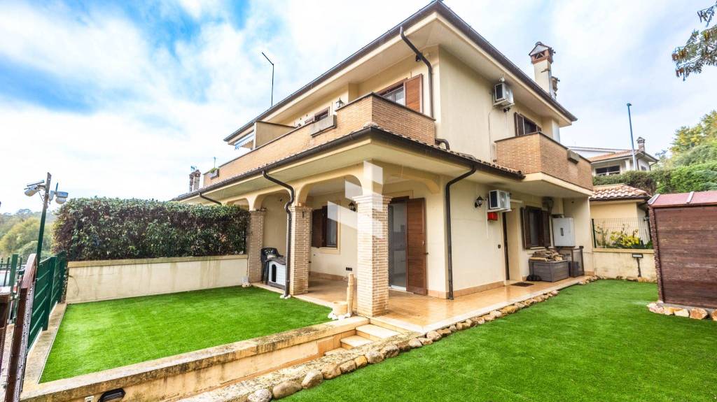 casa indipendente in vendita a Manziana