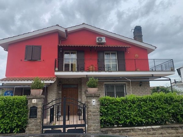 casa indipendente in vendita a Manziana