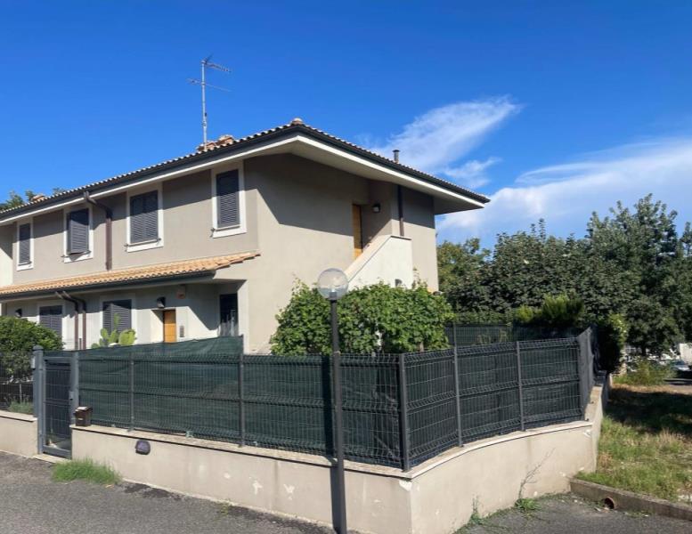 appartamento in vendita a Manziana in zona Quadroni