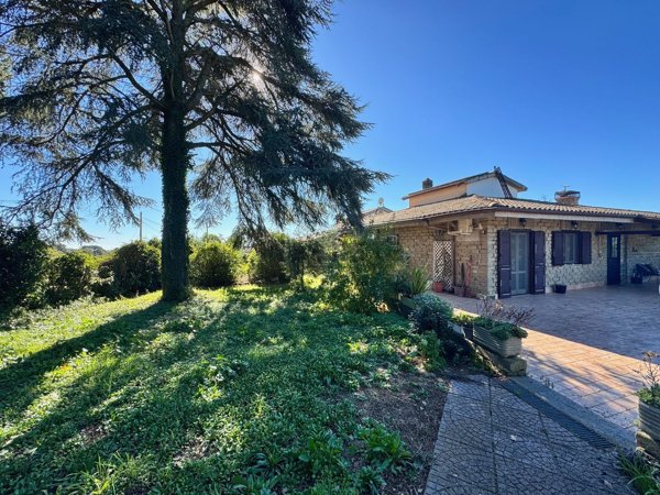 casa indipendente in vendita a Manziana