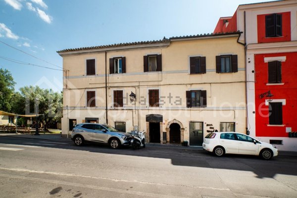 locale commerciale in vendita a Manziana