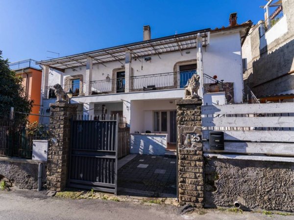 casa indipendente in vendita a Manziana in zona Quadroni