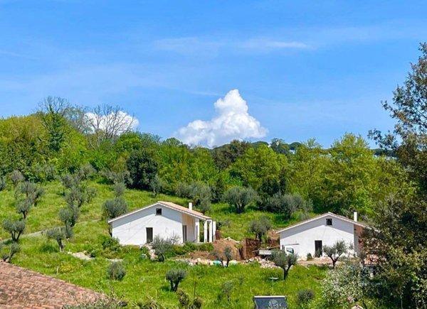 casa indipendente in vendita a Manziana