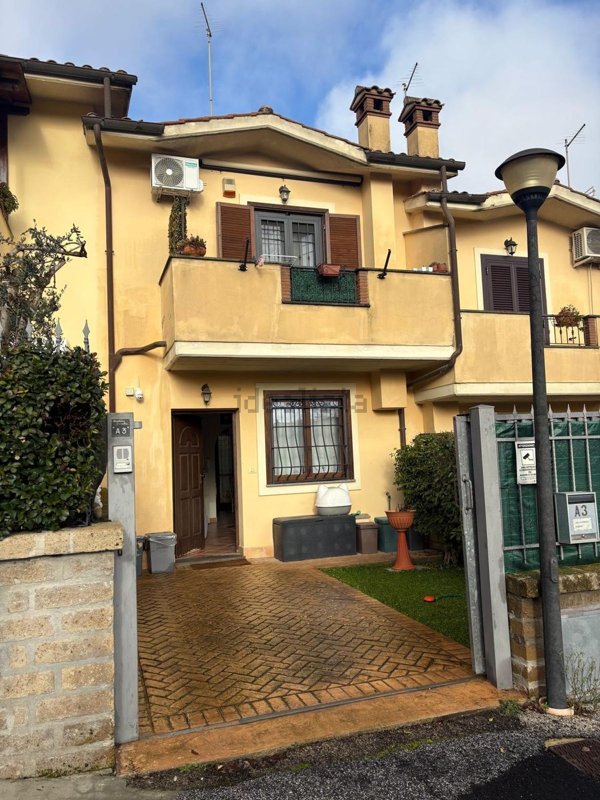 casa indipendente in vendita a Manziana