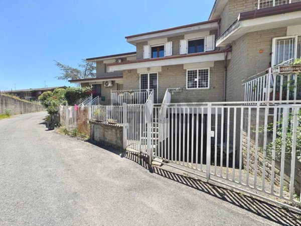 casa indipendente in vendita a Manziana