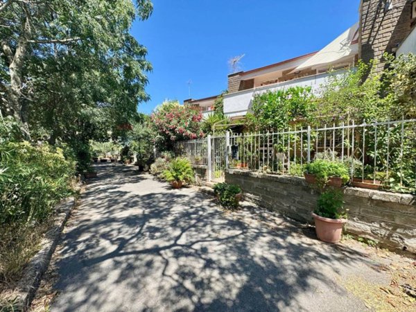 casa indipendente in vendita a Manziana