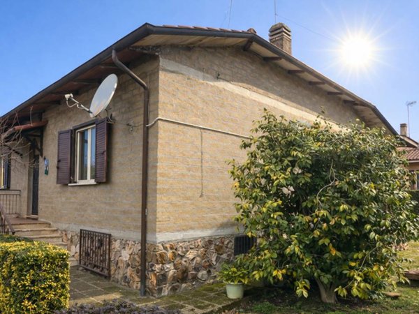 casa indipendente in vendita a Manziana