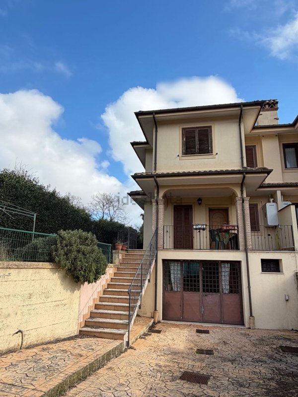 casa indipendente in vendita a Manziana