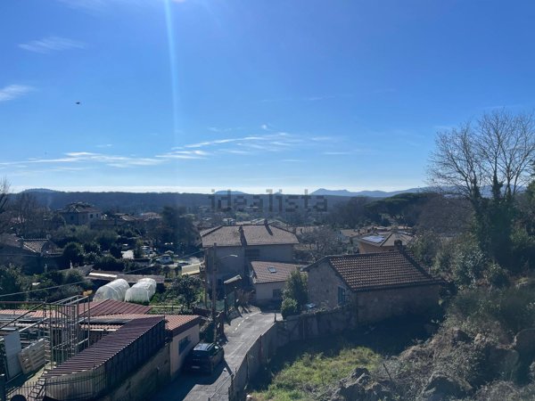 appartamento in vendita a Manziana in zona Quadroni