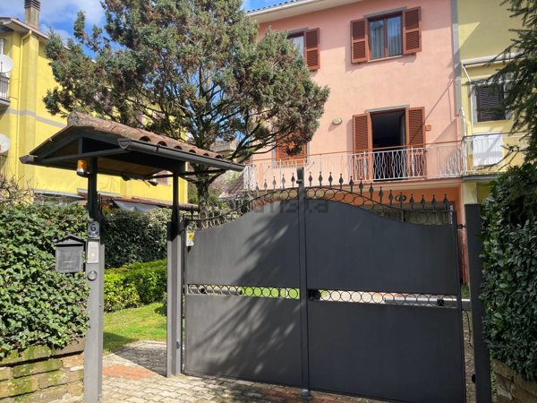 casa indipendente in vendita a Manziana