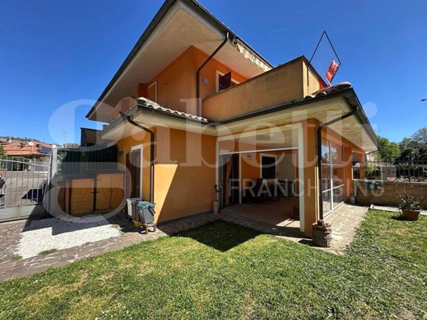 casa indipendente in vendita a Manziana