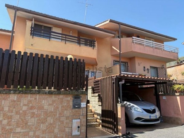 casa indipendente in vendita a Manziana