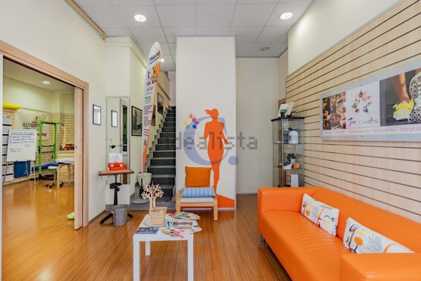 locale commerciale in vendita a Manziana