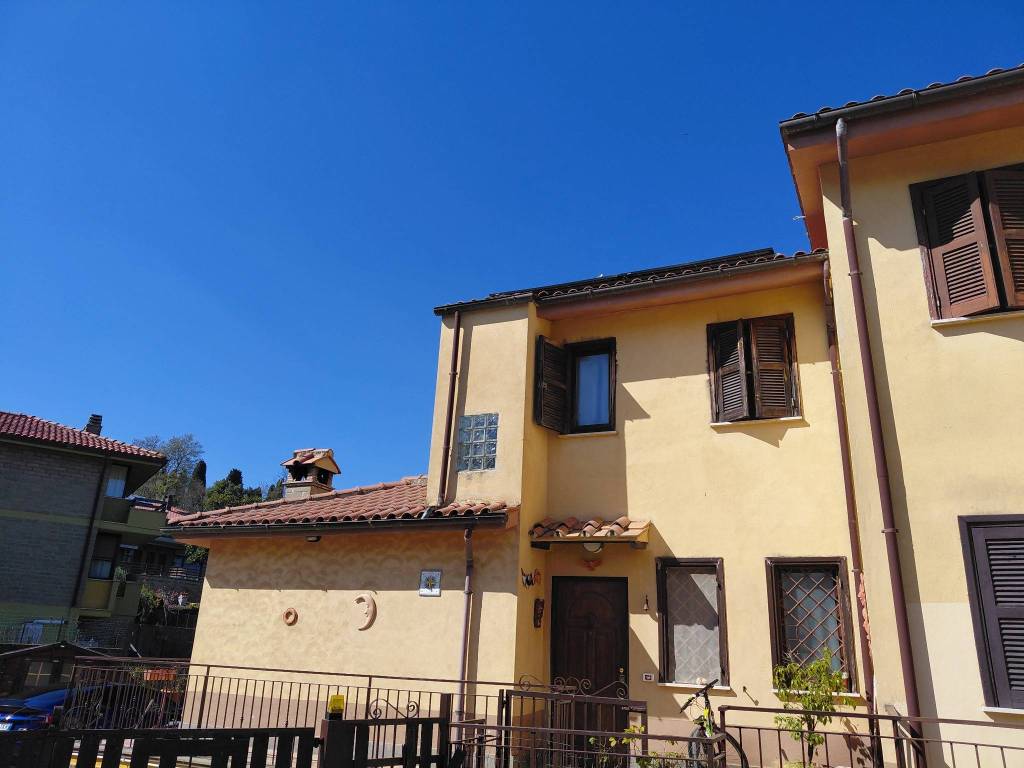 casa indipendente in vendita a Manziana