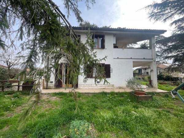 casa indipendente in vendita a Manziana