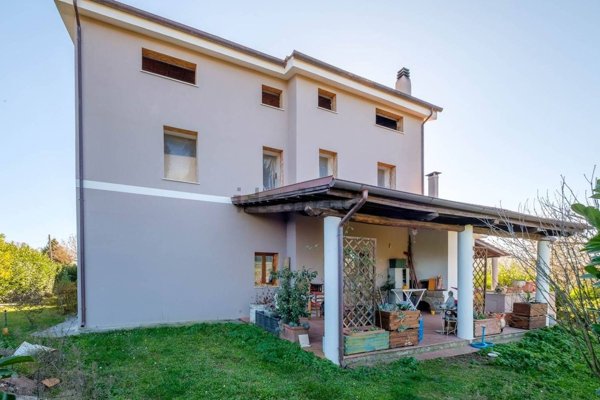 casa indipendente in vendita a Manziana in zona Quadroni