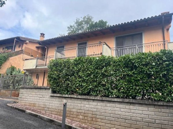 casa indipendente in vendita a Manziana
