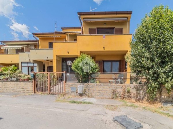 casa indipendente in vendita a Manziana in zona Quadroni