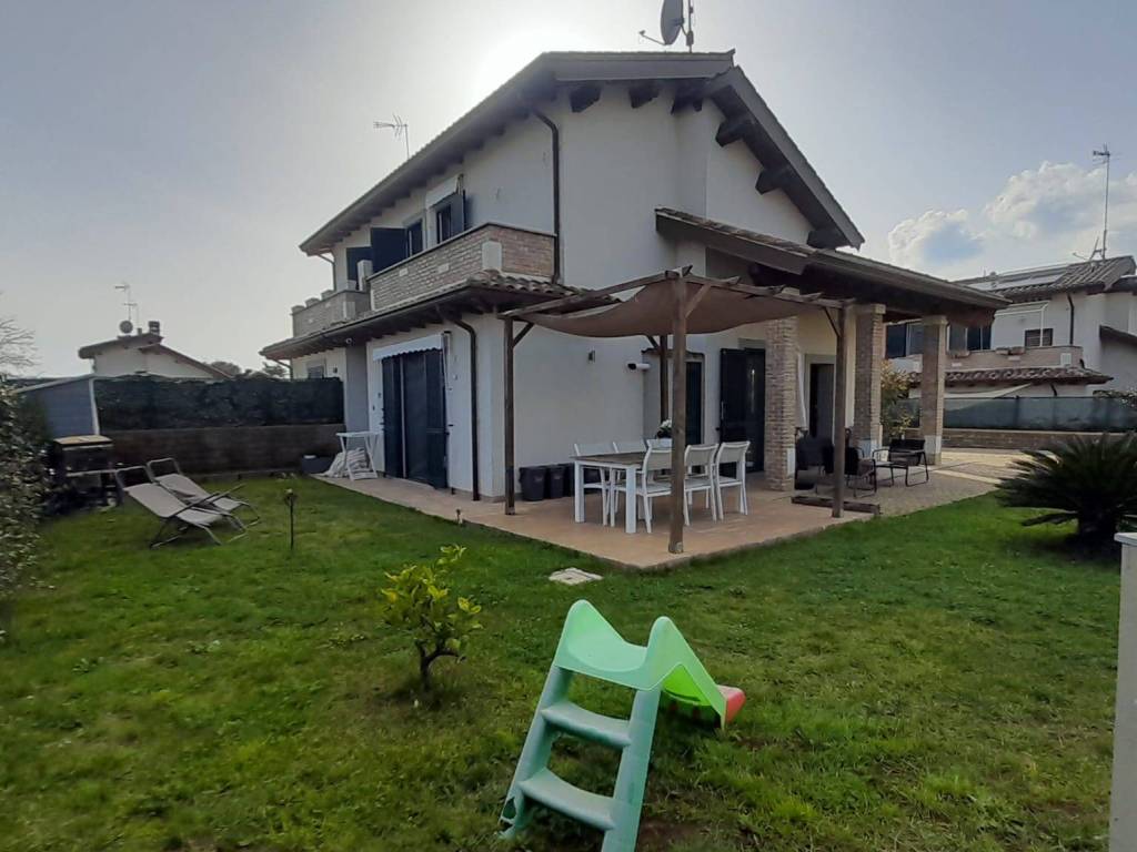 casa indipendente in vendita a Manziana in zona Quadroni