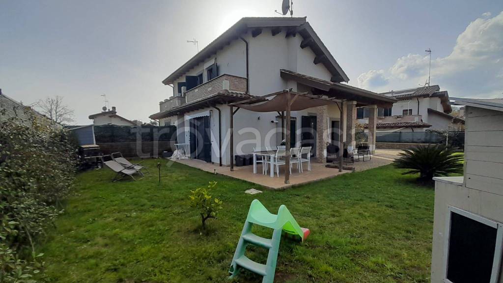 casa indipendente in vendita a Manziana in zona Quadroni