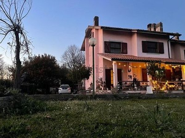 casa indipendente in vendita a Manziana