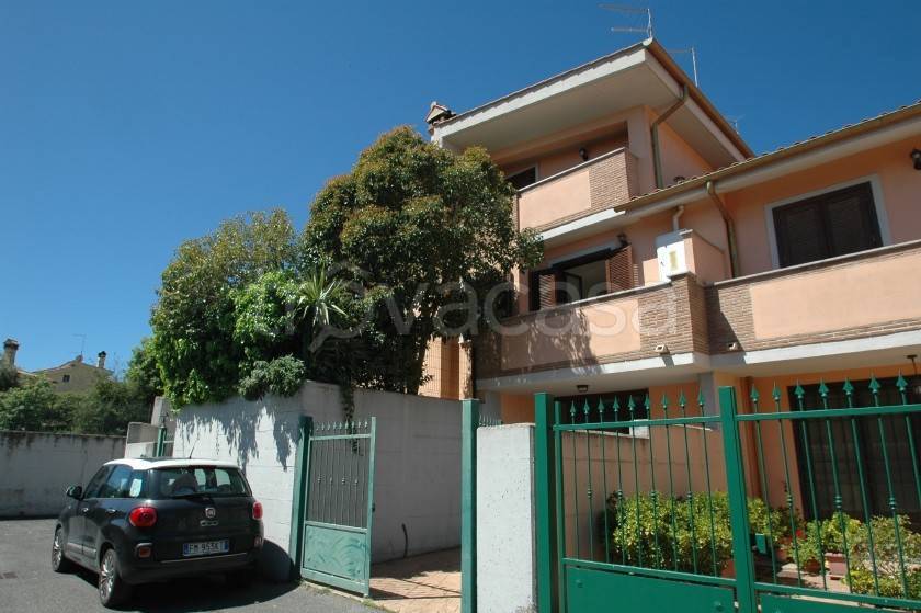 casa indipendente in vendita a Manziana in zona Quadroni