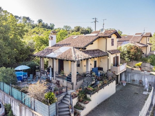 casa indipendente in vendita a Manziana