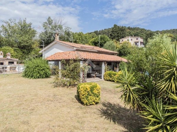 casa indipendente in vendita a Manziana in zona Quadroni